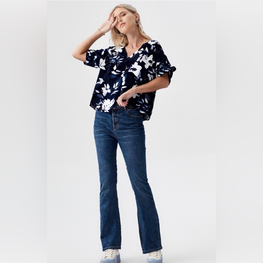 Ivanka Trump Floral V-neck Blouse with Short Flutter Sleeves. Size S/P